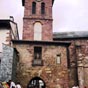 Eglise de l'Assomption dite aussi Notre-Dame-du-Bout--Pont. Bâtie en style gothique rayonnant sur des bases romanes, l'église présente une nef à deux bas-côtés, deux étages de tribunes, des piliers élancés, sans autre décor que la recherche de la ligne et